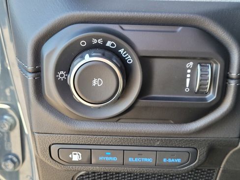 Used 2025 Jeep Wrangler Unlimited Sahara image 29