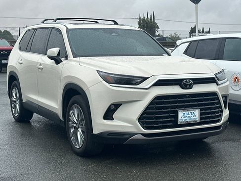 Used 2024 Toyota Grand Highlander AWD image 2