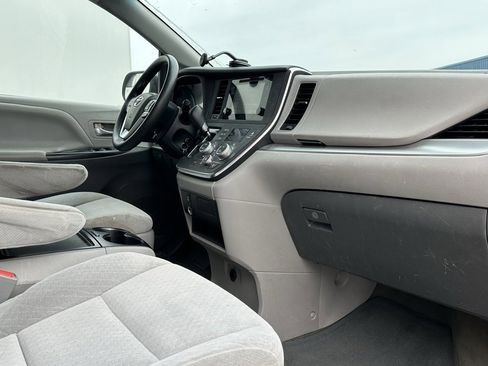 Used 2015 Toyota Sienna LE image 18