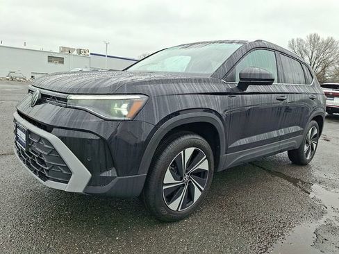 New 2026 Volkswagen Taos SE image 2