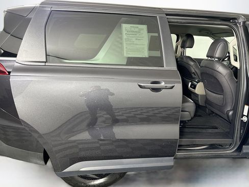 Used 2025 Kia Carnival FWD image 32