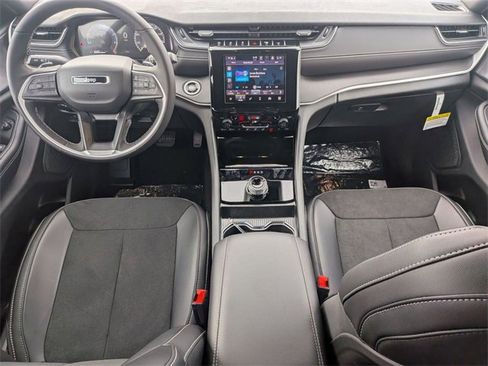 New 2025 Jeep Grand Cherokee Altitude image 28