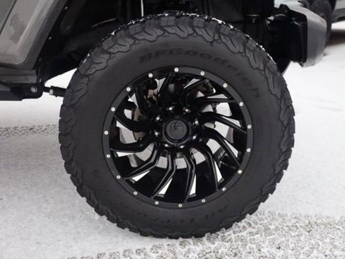 Used 2021 Jeep Gladiator Willys image 14