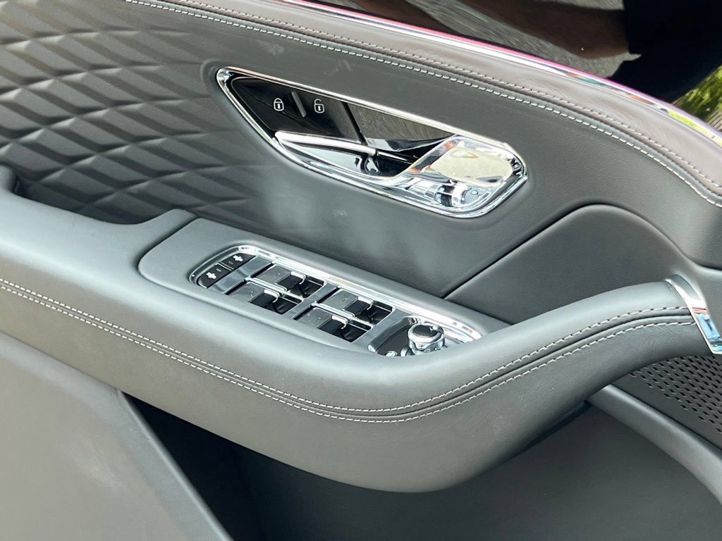 Used 2026 Bentley Flying Spur Azure AWD/4WD image 33
