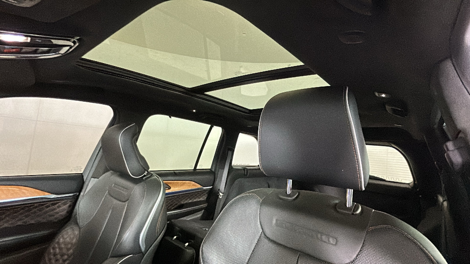 Used 2022 Jeep Grand Cherokee Summit AWD/4WD image 16