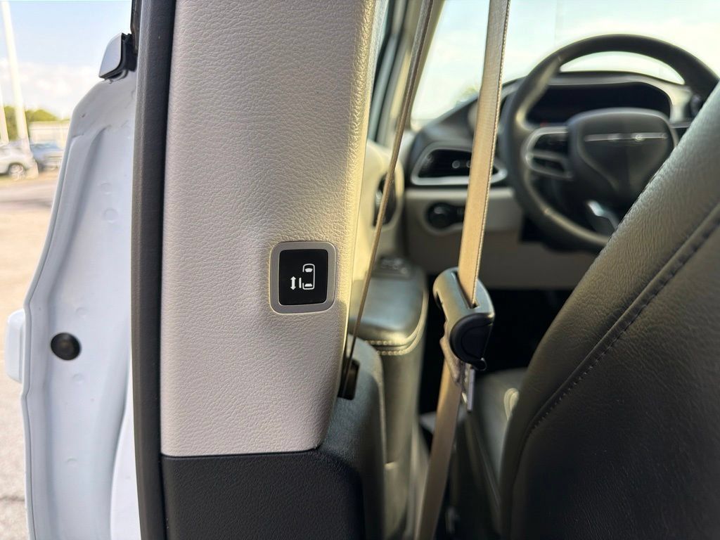 Used 2022 Chrysler Pacifica Touring-L FWD image 18
