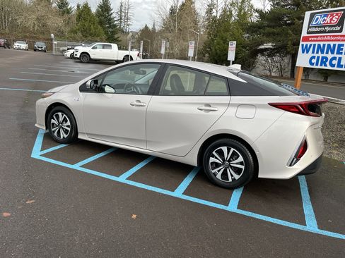 Used 2019 Toyota Prius Prime Plus image 3