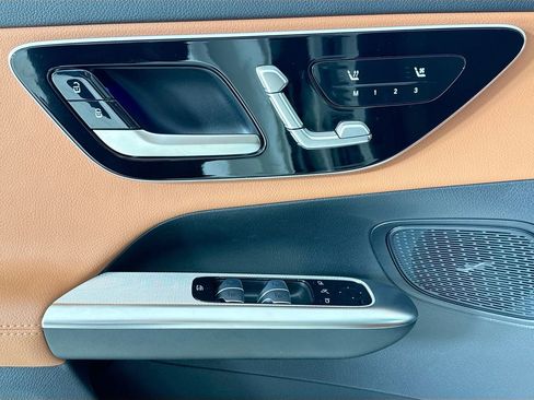 Used 2025 Mercedes-Benz GLC 350e 4MATIC image 23