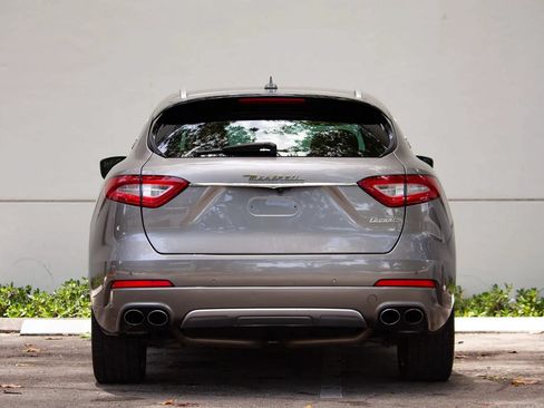 Used 2017 Maserati Levante w/ Luxury Package AWD/4WD image 11