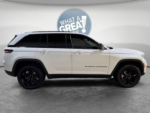 Used 2023 Jeep Grand Cherokee Limited w/ Black Appearance Package AWD/4WD image 2