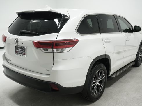 Used 2018 Toyota Highlander Plus FWD image 4