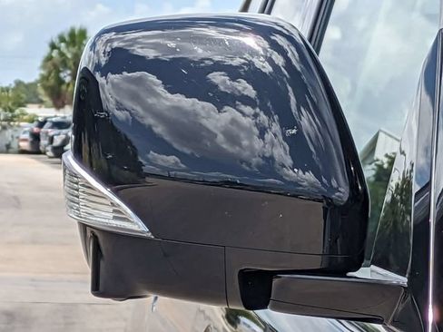 Used 2024 Nissan Armada SL w/ Captain's Chairs Package AWD/4WD image 13