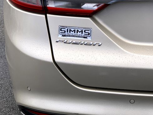 Used 2017 Ford Fusion SE w/ Fusion SE Technology Package image 47