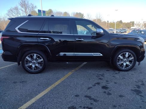 Used 2023 Toyota Sequoia Capstone image 9