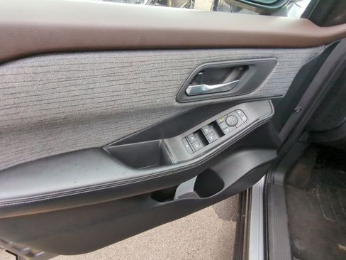 Used 2023 Nissan Rogue SV image 8