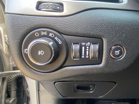 Used 2020 Jeep Cherokee Latitude Plus w/ Comfort/Convenience Group FWD image 16