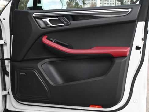 Used 2018 Porsche Macan image 26