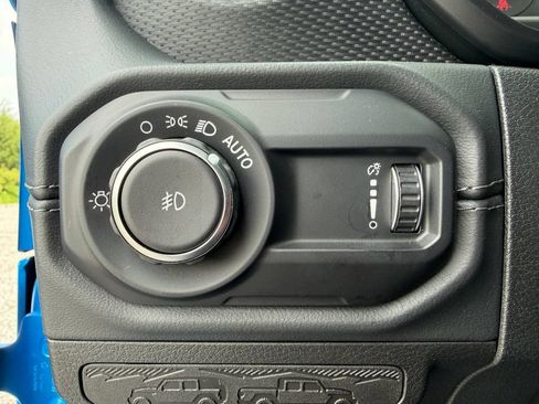 Used 2025 Jeep Wrangler Unlimited Rubicon w/ Convenience Group AWD/4WD image 14
