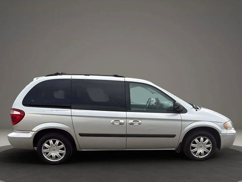Used 2007 Chrysler Town & Country w/ Popular Equipment Group I image 4