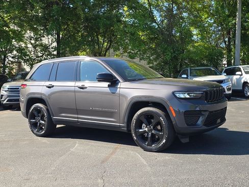 Used 2023 Jeep Grand Cherokee Altitude RWD image 1