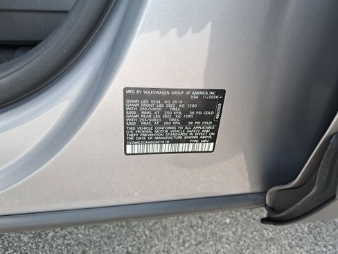 Used 2025 Volkswagen Atlas Cross Sport SE FWD image 32