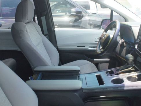 Used 2025 Toyota Sienna LE FWD image 2