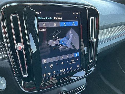 Certified 2025 Volvo XC40 B5 Plus AWD/4WD image 26