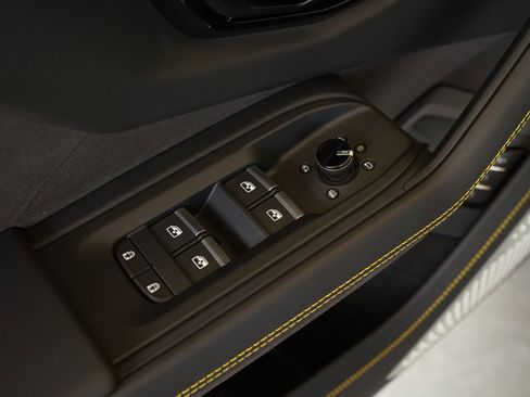 Used 2025 Lamborghini Urus SE AWD/4WD image 30