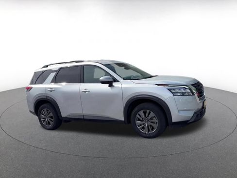 Used 2025 Nissan Pathfinder SV AWD/4WD image 2