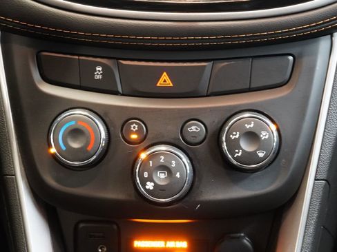 Used 2020 Chevrolet Trax LT w/ LT Convenience Package image 20