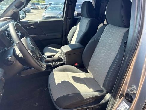 Used 2021 Toyota Tacoma TRD Off-Road w/ TRD Premium Off Road Package AWD/4WD image 10