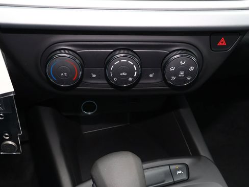 Used 2025 Chevrolet Trax RS w/ Driver Confidence Package image 25