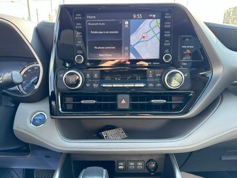Used 2022 Toyota Highlander XLE AWD/4WD image 18