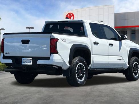 Certified 2025 Toyota Tacoma TRD Off-Road AWD/4WD image 5