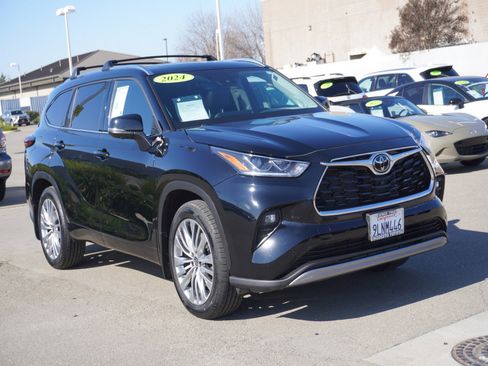 Used 2024 Toyota Highlander Platinum image 1