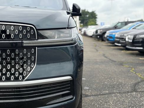 Used 2025 Lincoln Navigator Reserve AWD/4WD image 4