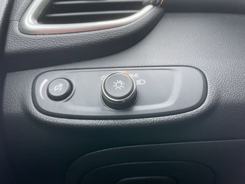 Used 2022 Chevrolet Trax LT w/ LT Convenience Package image 12