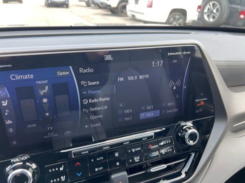 Used 2021 Toyota Highlander Limited AWD/4WD image 12