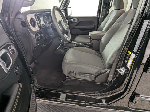 Used 2025 Jeep Wrangler Unlimited Sahara AWD/4WD image 21