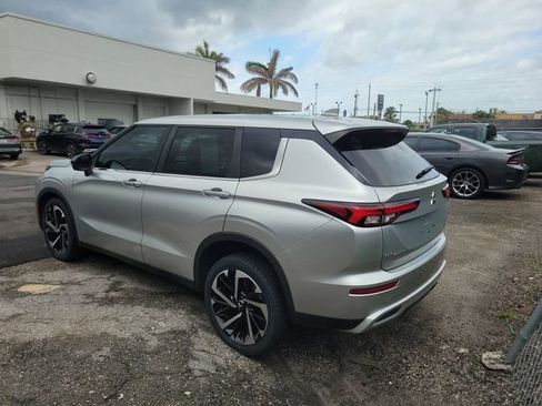 Used 2022 Mitsubishi Outlander SE FWD image 3