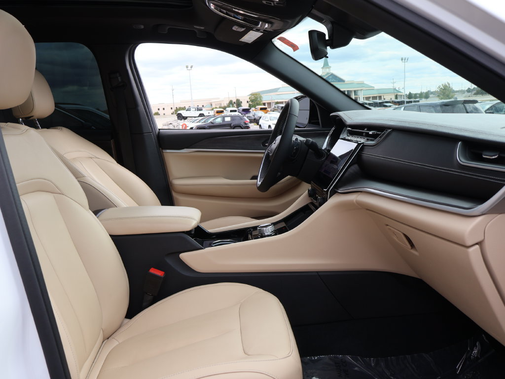 Used 2023 Jeep Grand Cherokee Limited w/ Black Appearance Package AWD/4WD image 8