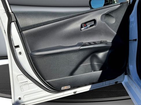 Used 2022 Toyota Prius L Eco image 19