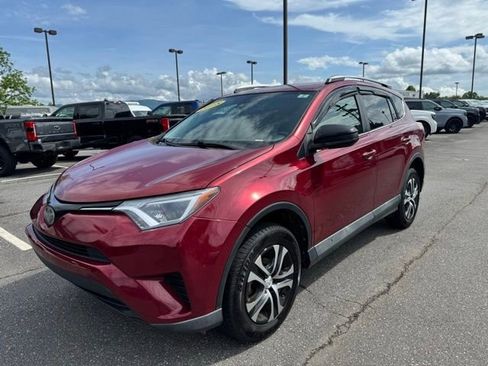 Used 2018 Toyota RAV4 LE FWD image 3