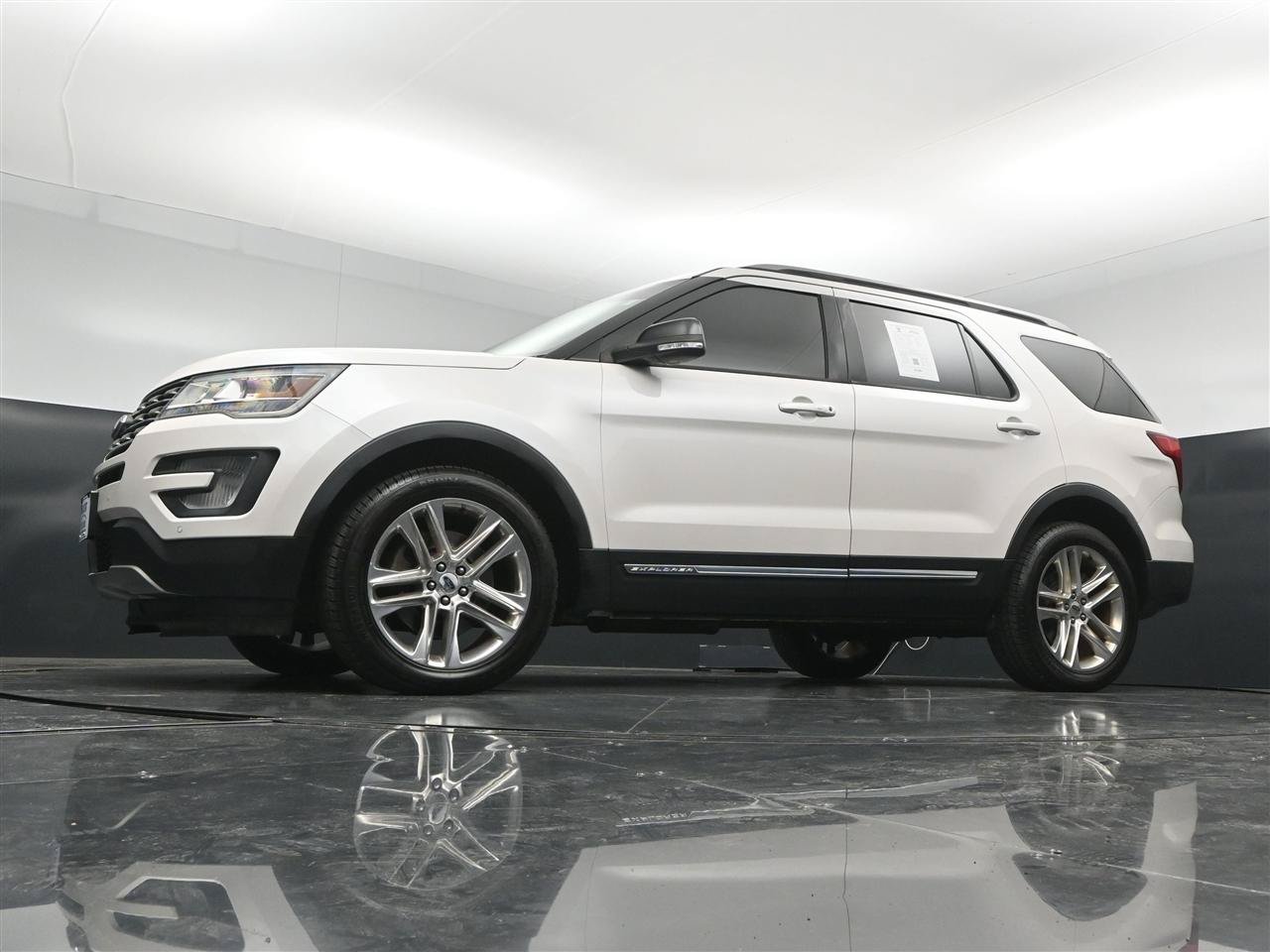 Used 2017 Ford Explorer XLT w/ Equipment Group 202A AWD/4WD image 27