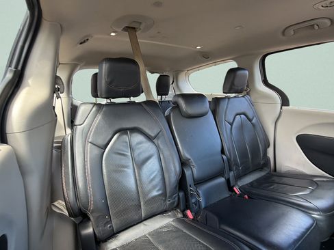 Used 2019 Chrysler Pacifica Touring-L FWD image 23