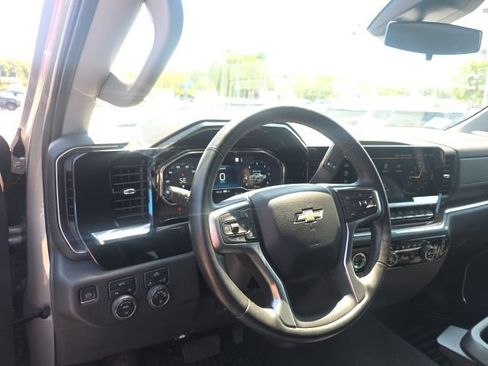 Used 2023 Chevrolet Silverado 1500 LT AWD/4WD image 6
