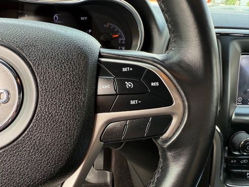 Used 2018 Jeep Grand Cherokee Laredo image 28