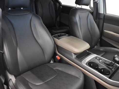 Used 2026 Kia Carnival FWD image 6