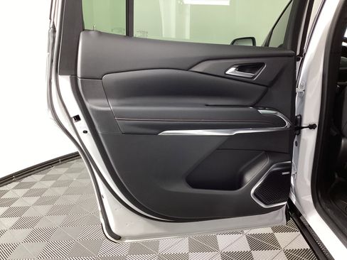 Used 2024 Chevrolet Traverse RS image 28