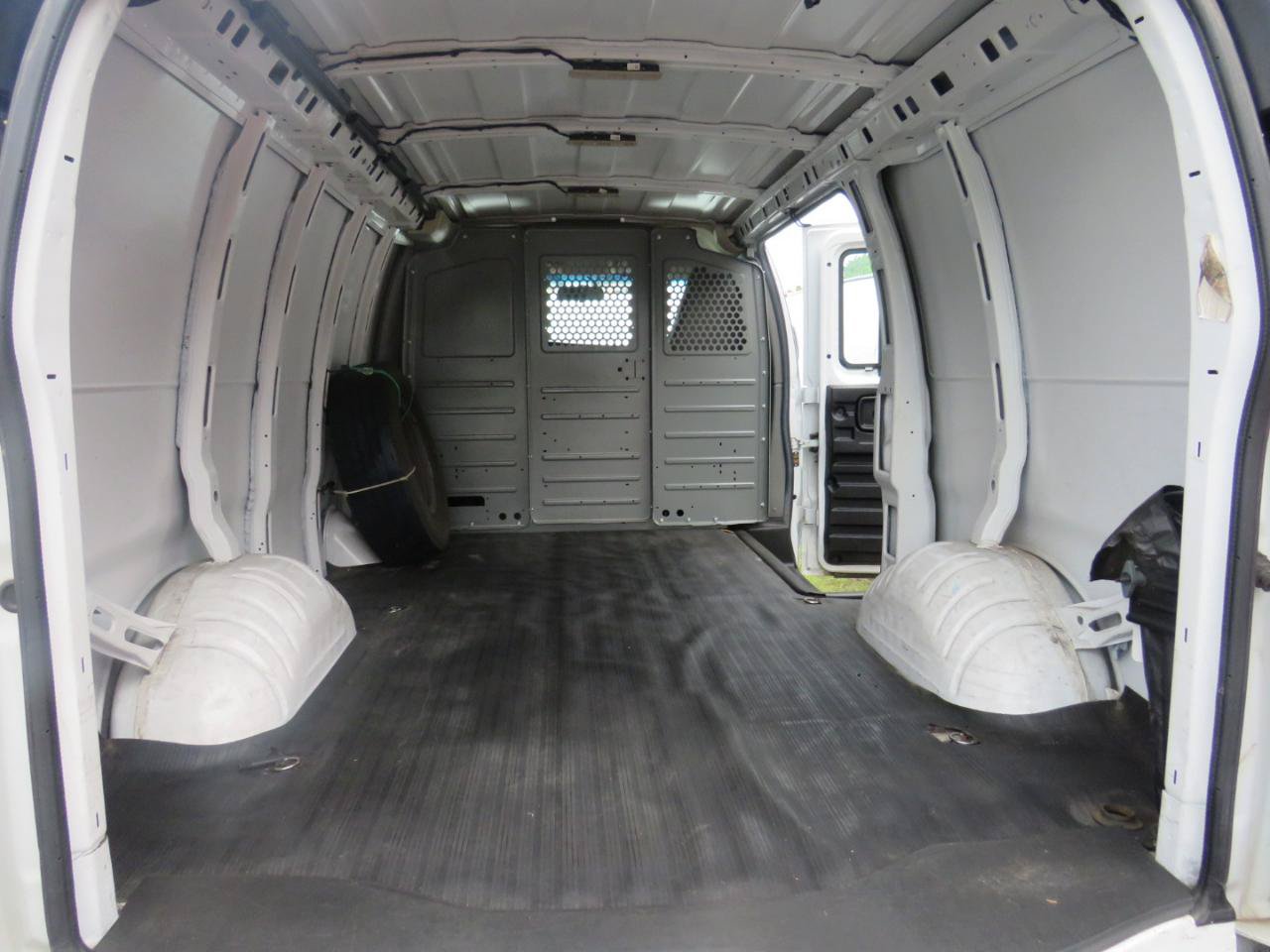 Used 2022 Chevrolet Express 2500 w/ Driver Convenience Package RWD image 27